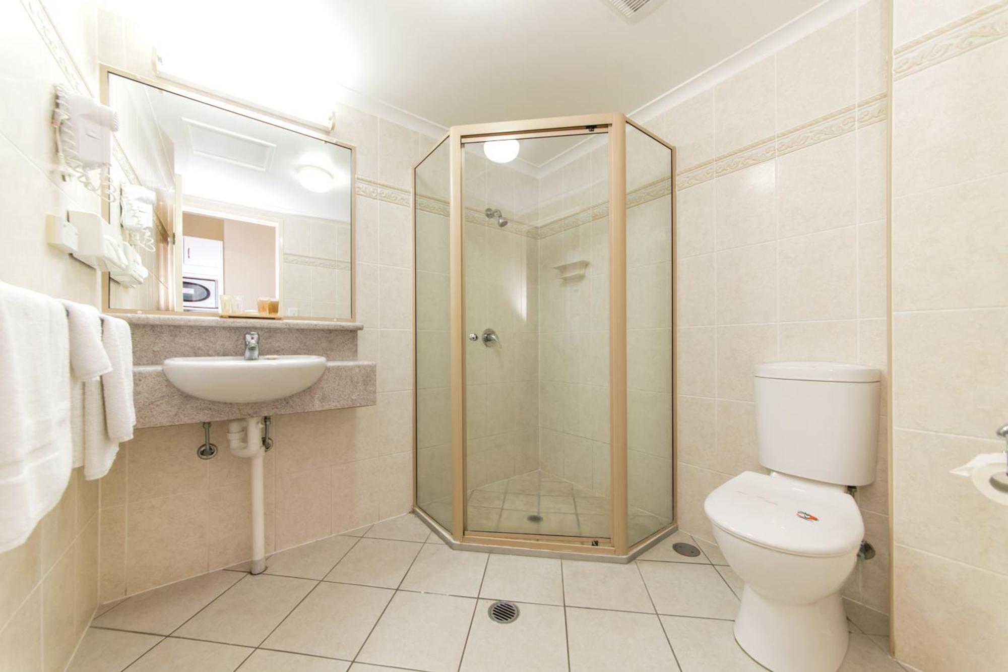 Deluxe Queen Room with One Single Bed